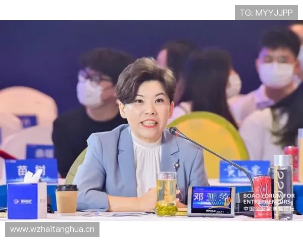 刷到邓亚萍两张图：领奖台冷若冰霜，家里笑成小孩，这反差也太爽了